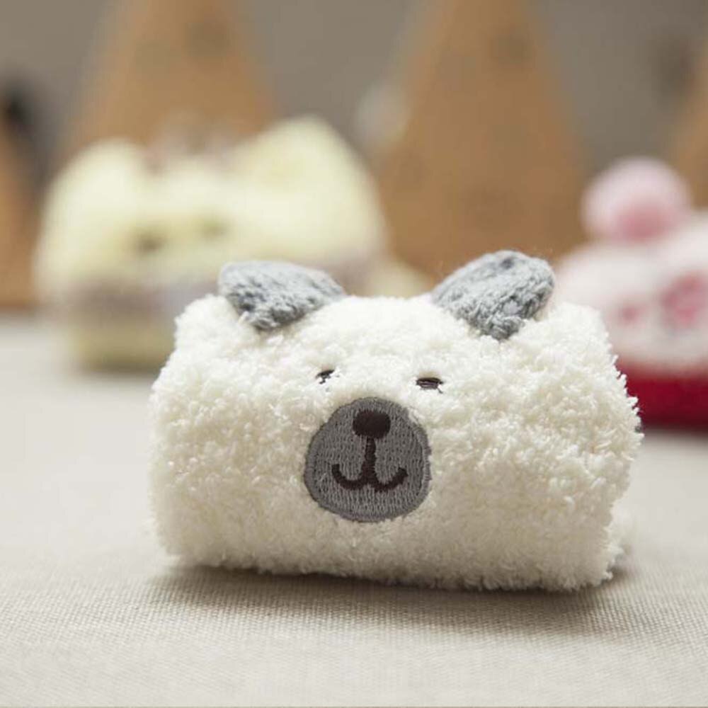 Bonito dos desenhos animados meias curtas primavera e inverno crianças bebê meias quentes adorável presente anti-skid chão menina menino boxed meia coral veludo