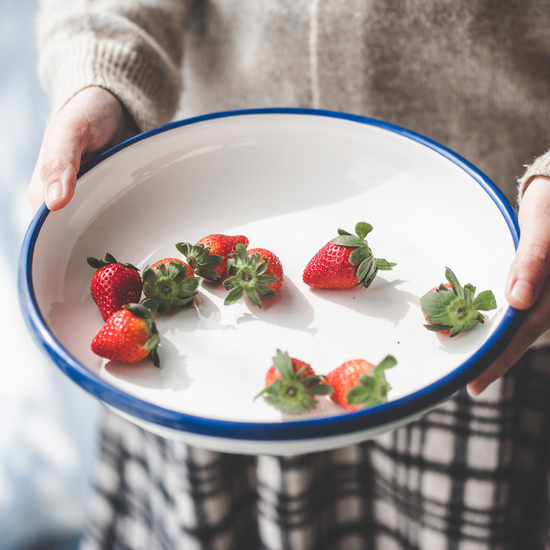Klassisk fortykket rød blå kant porcelæn emaljeret husholdningsbagning rund tallerken dessert brød mad dyb tallerken service