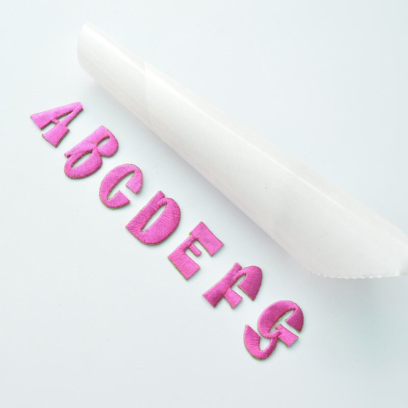Parches bordados con letras del alfabeto en inglés, apliques de hierro para ropa, bolsos, accesorios de bricolaje, Parche de nombre, rosa roja