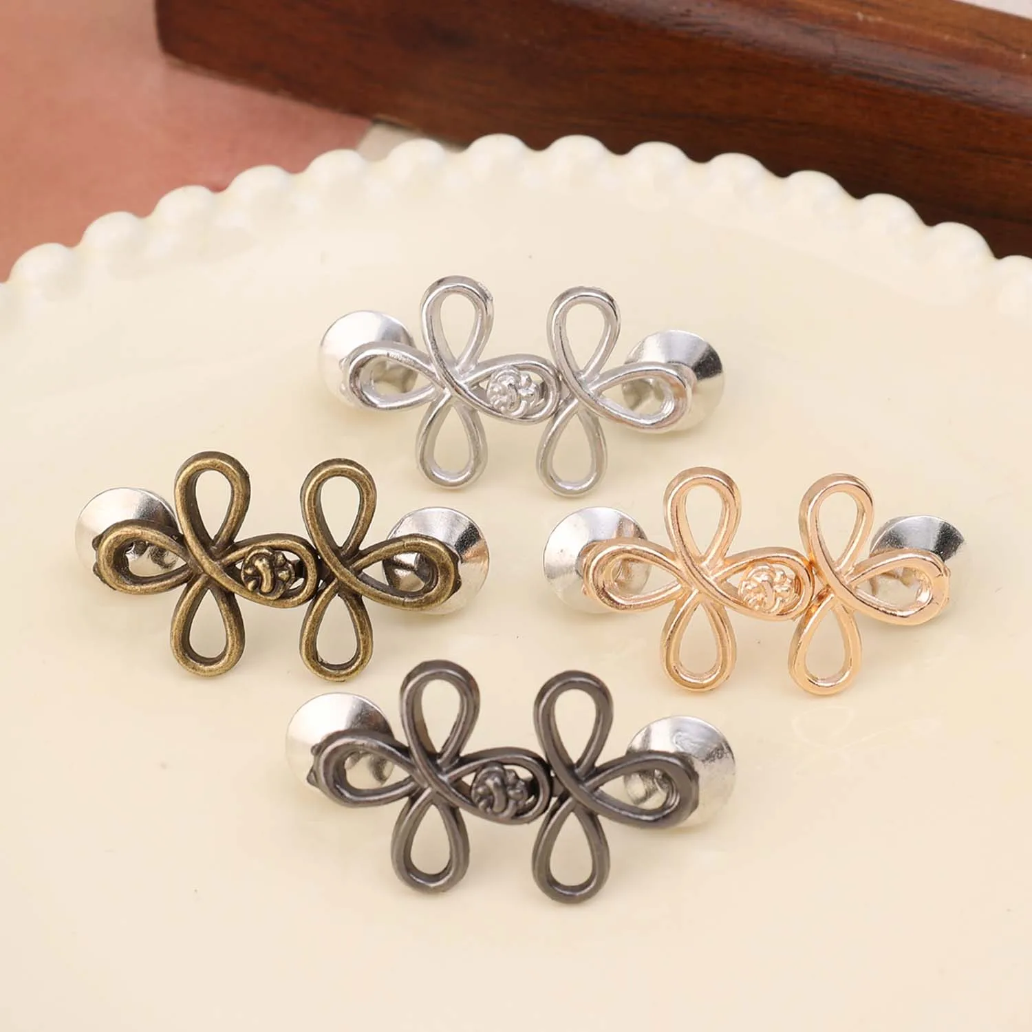 2 STUKS Klavertje Vier Gesp Richter Taille Spanner Legering Verstelbare Taille Gesp Afneembare Naadloze Knop voor Broek Rokken