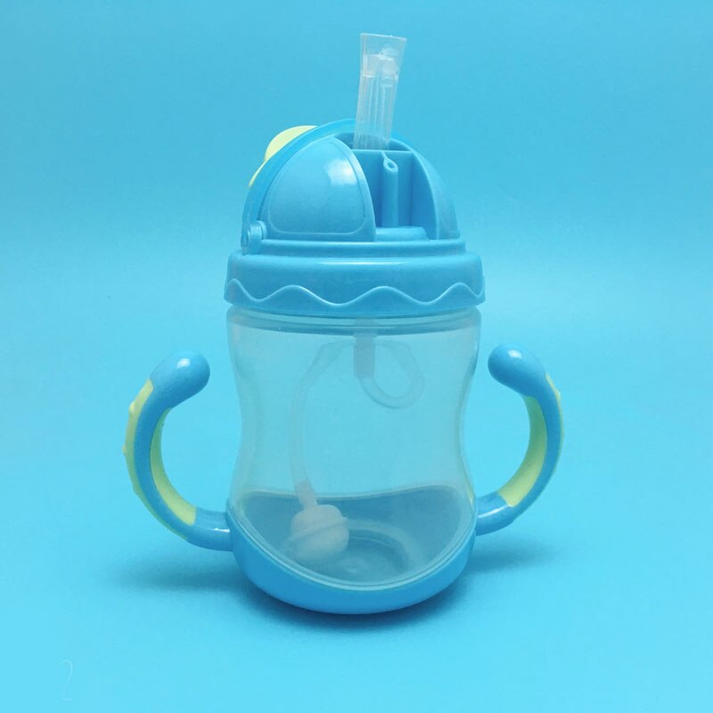 240/330ml silikone baby fodringsflasker halm babyer med håndtag vand mælk bred mund fodring flaske: 240ml blå håndtag