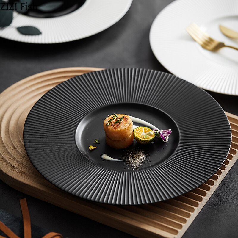 Minimalism keramisk huvudrätt restaurang västerländsk mat biff tallrik fransk pastatallrik kök porslin middagsservis