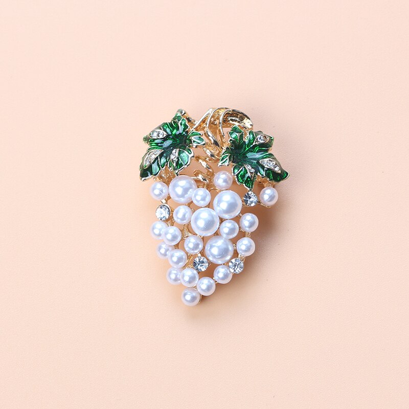 Sommerliche kristallbrosche mit weißen trauben – süße, luxuriöse damenbrosche, anstecknadel, schmuck, hochzeitsbrosche: Weiß