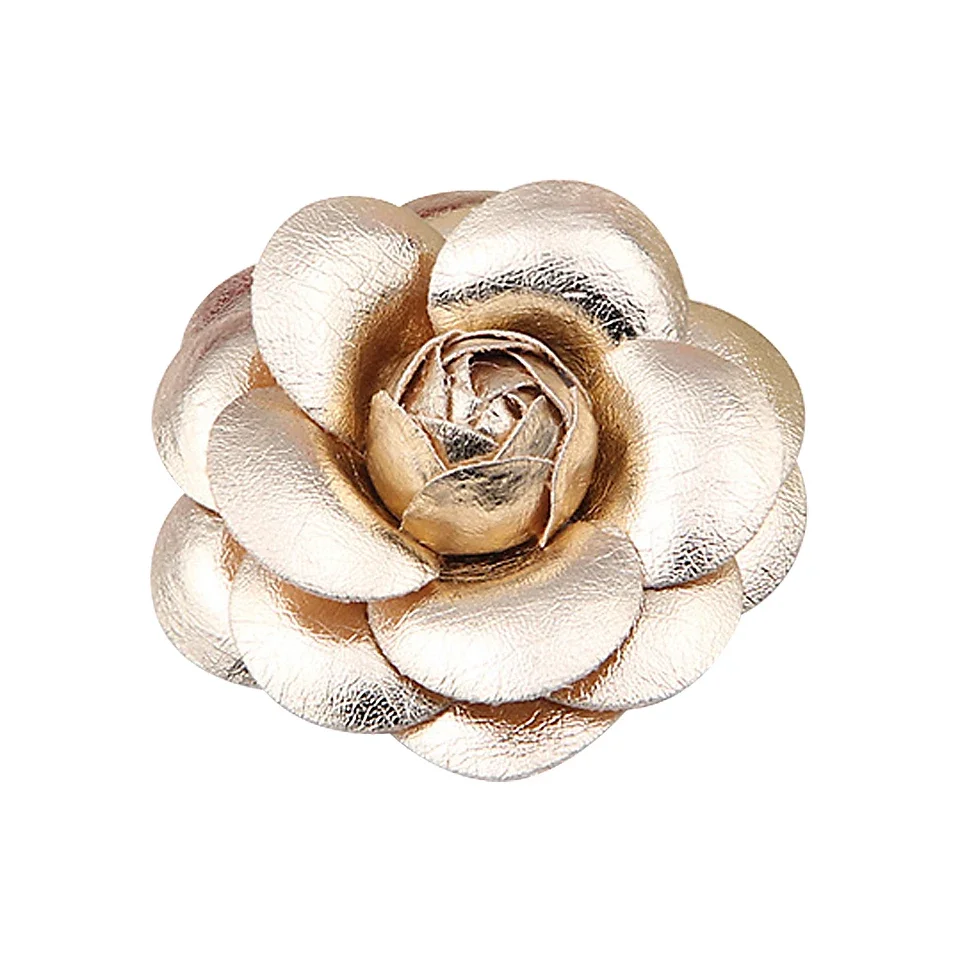 Broche de flor rosa de cuero PU para mujer, ramillete de Camelia, alfileres y broches de solapa, accesorios para hebilla de bufanda, Color dorado y plateado, 5cm: Color amarillo dorado claro