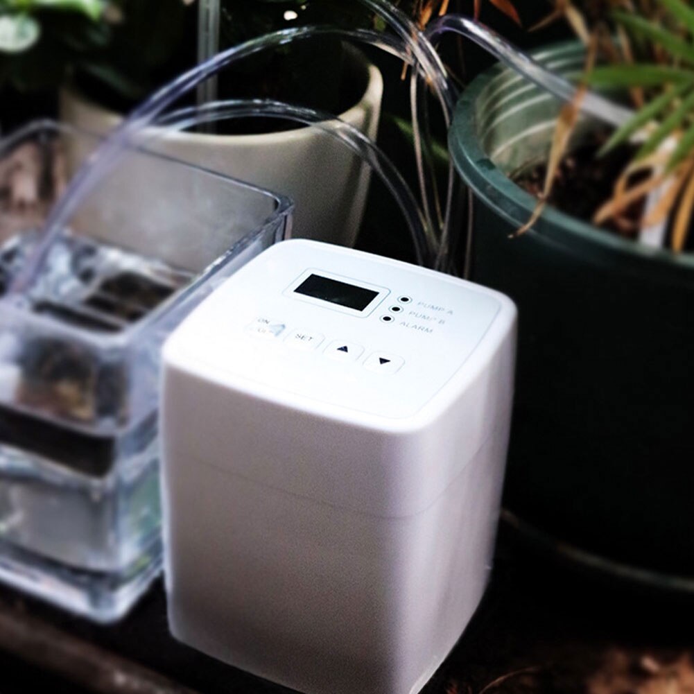 Automatisches bewässerungssystem mit elektronischer zeitschaltuhr, schlauch und doppelpumpe für topfpflanzen im innenbereich.
