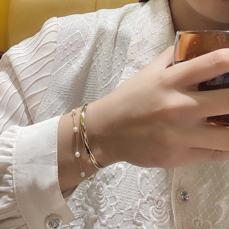 Trendiges armband aus metall, beliebter stil, goldplattiert, mit simulierten runden weißen perlen, kette für damen