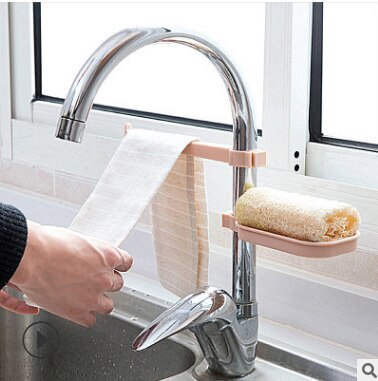 Kraan stortbak te ontvangen water van spons vaatdoek van water van water van keuken dingen draagt combinatie pak