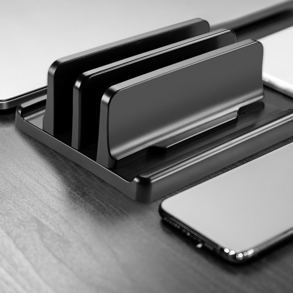 Platzsparender, vertikaler laptopständer aus rutschfestem kunststoff mit verstellbarer dockingstation und zwei universellen steckplätzen für den desktop.