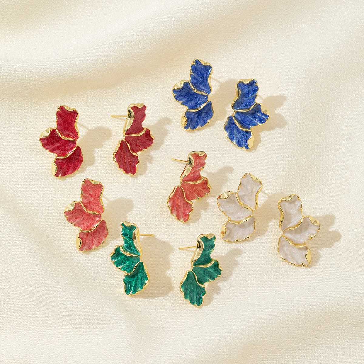 Pendientes de tuerca de color crema con flores de Metal para mujer, pendientes de poste irregulares chapados en Color dorado a la , pendientes llamativos de pesado