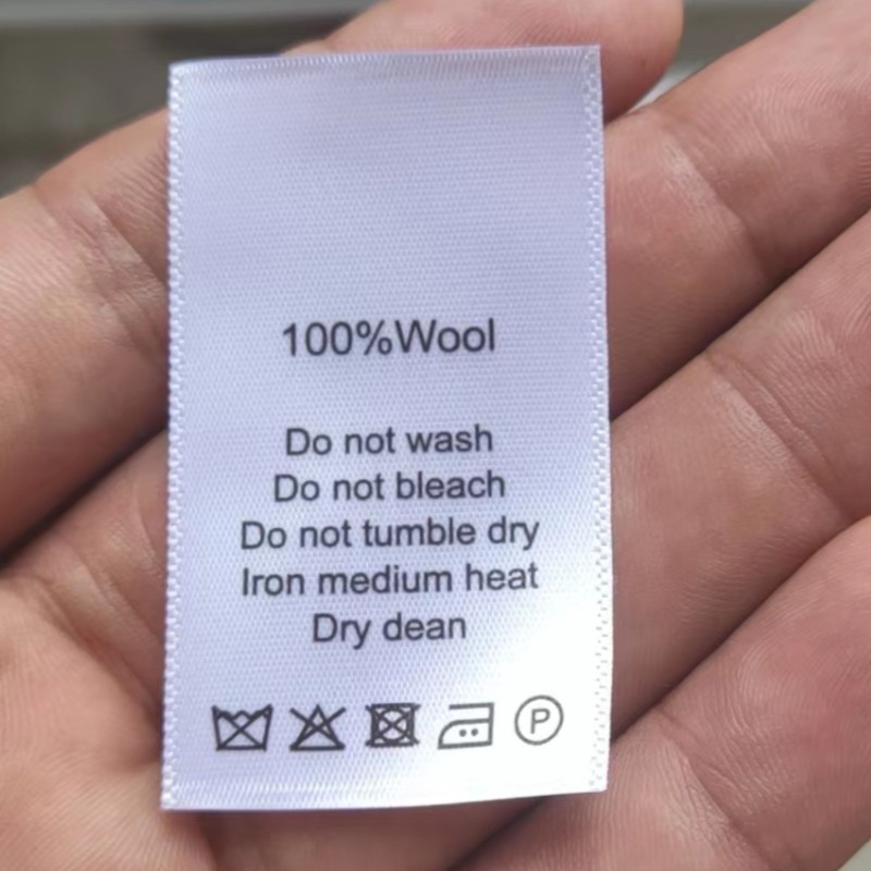 100 st vita tvättrådsetiketter för bomull/siden/kashmere/ull/linne/polyester/elastan med tryck av satintyg: Mässing