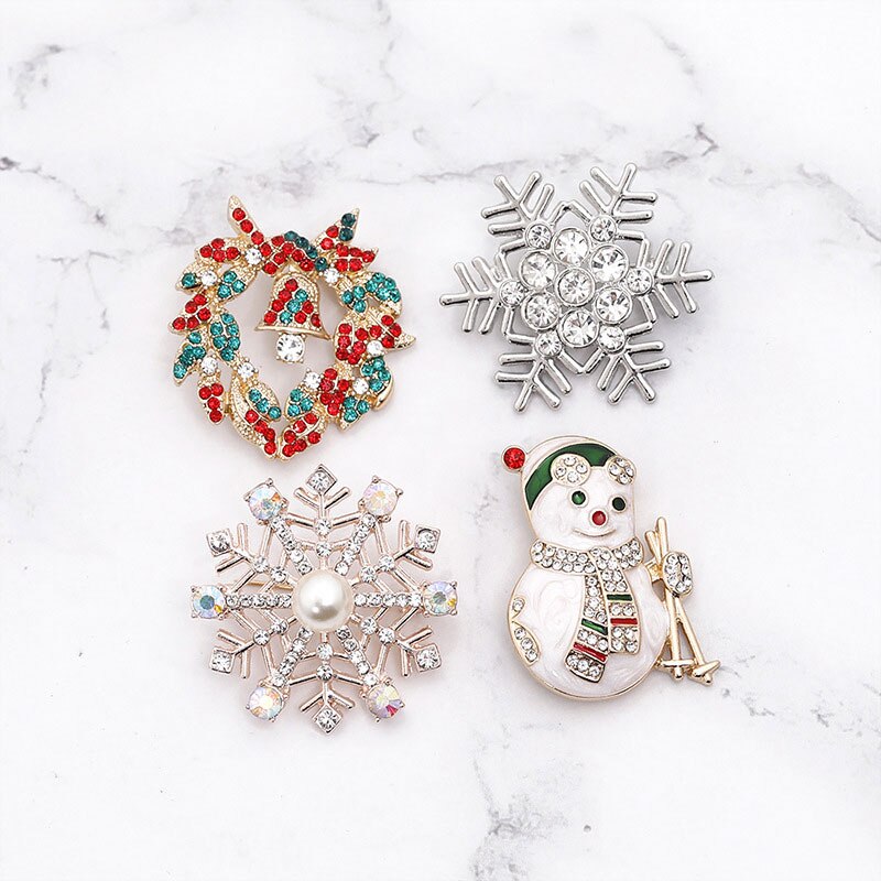 4 stuks/set hartvormige badges sneeuwpop slinger broches metalen revers spelden dameskleding rugzak kerstdecoratie