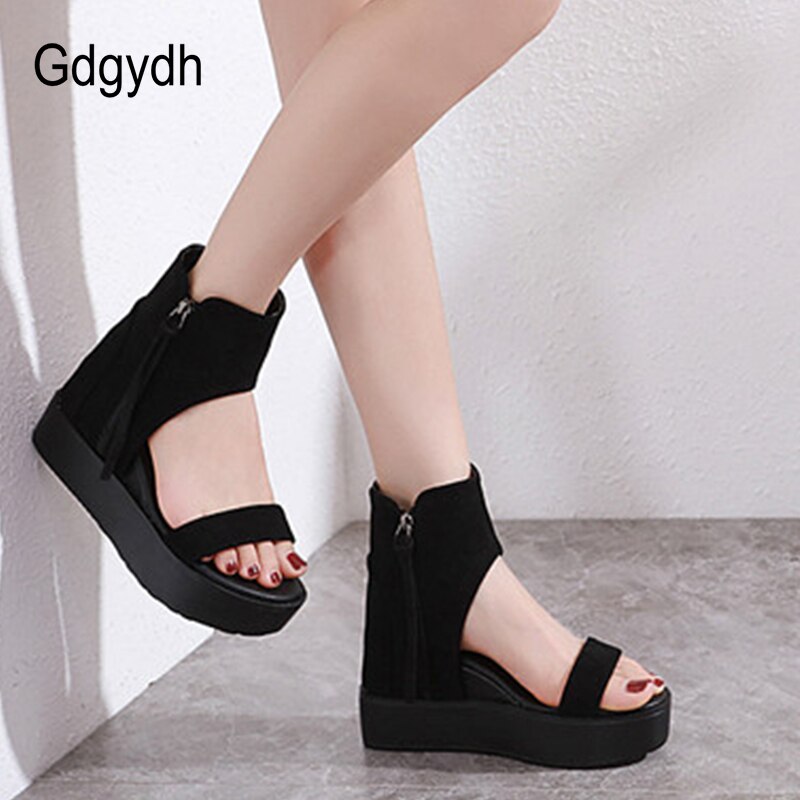 Gdgydh frange femmes sandales romaines sur les chaussures compensées plate-forme pour l'été noir daim talons épais sandales de plage