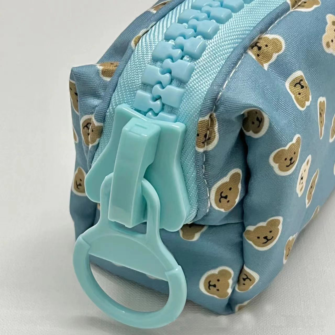 ISKYBOB-Bolsa de almacenamiento de cosméticos con oso de dibujos animados para mujer, organizador de maquillaje de invierno con cremallera grande, bolsa de papelería, estuche para lápices, 2025
