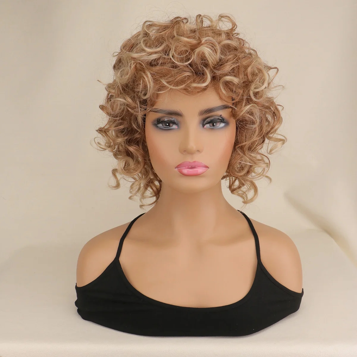 Korte, krøllete syntetiske parykker gyllen festhår blond blandede farger høytemperaturfiber