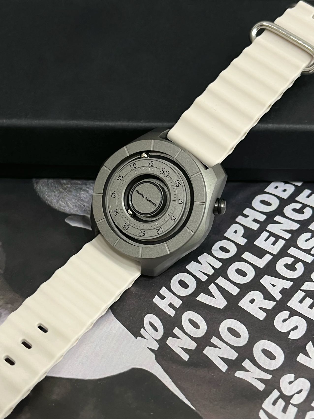 Men's Casual Magnetic Watch Brass Quartz Waterproof Silicone Strap Sports Clock Fashionable Magnet Ball Relogio Masculino