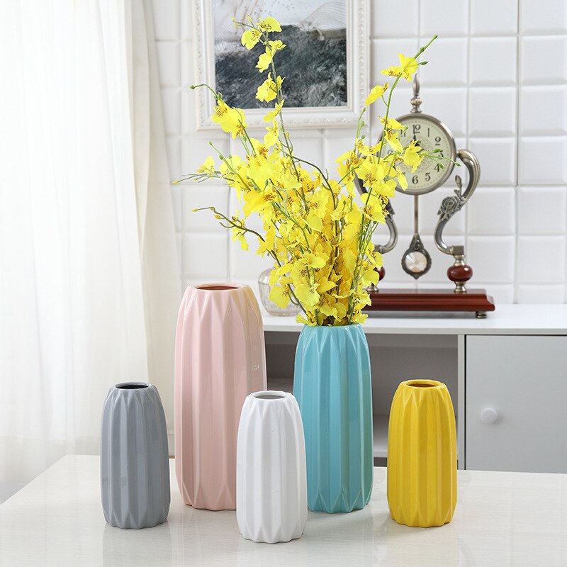 Moderne enkel origami keramikkvase farget pulver grå blå gul hvit store, mellomstore og små blomsteroppsatser