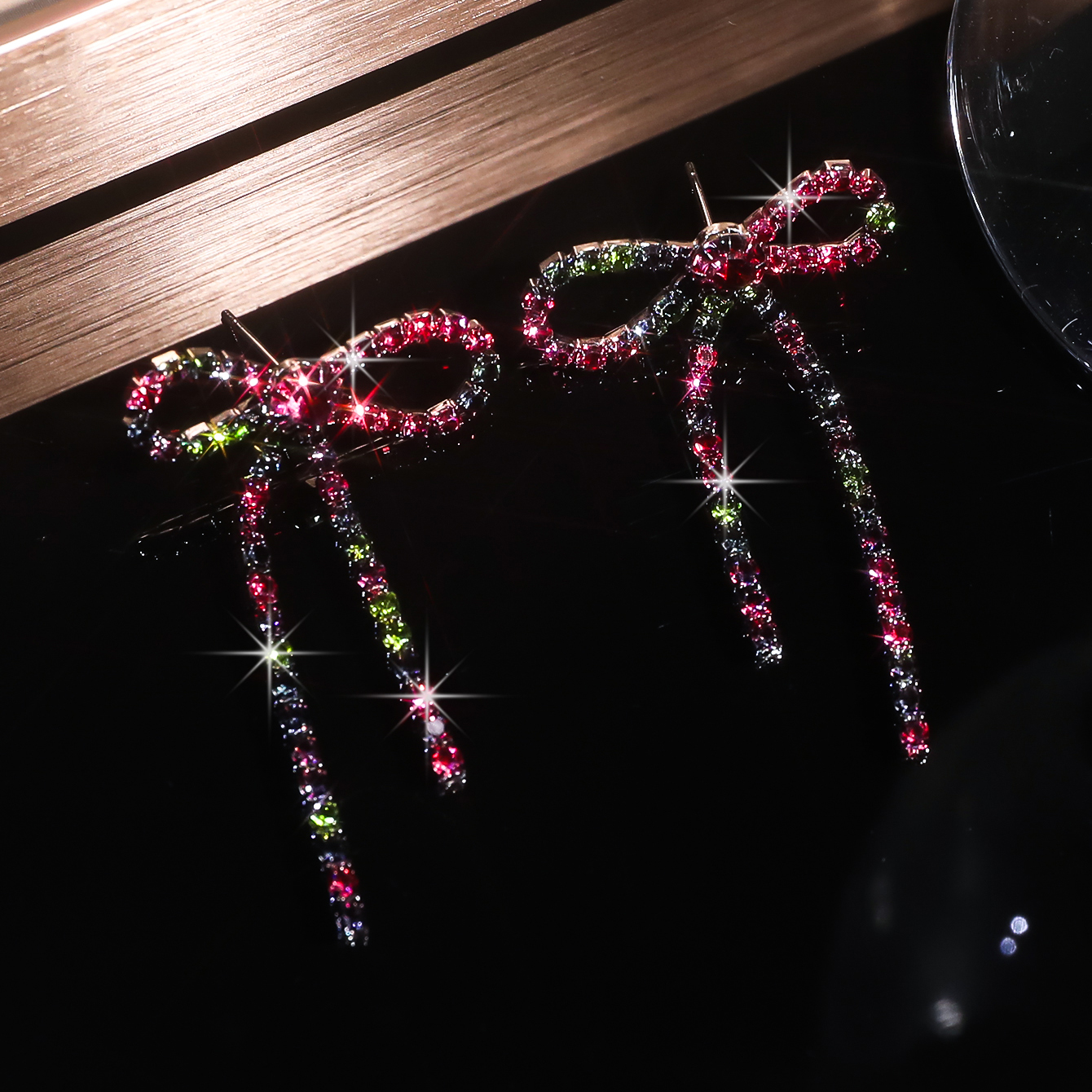 Kleurrijke strik oorbellen voor dames, oorbellen met strass steentjes, lange kwastjes, zwarte roestvrijstalen hangende oorbellen, schattige sprankelende sieraden: Geplatineerd