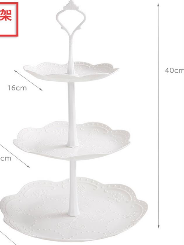 Hjem husstand 3 etager kagestativ og frugt dessert brød tallerken eftermiddagste fest servering fad