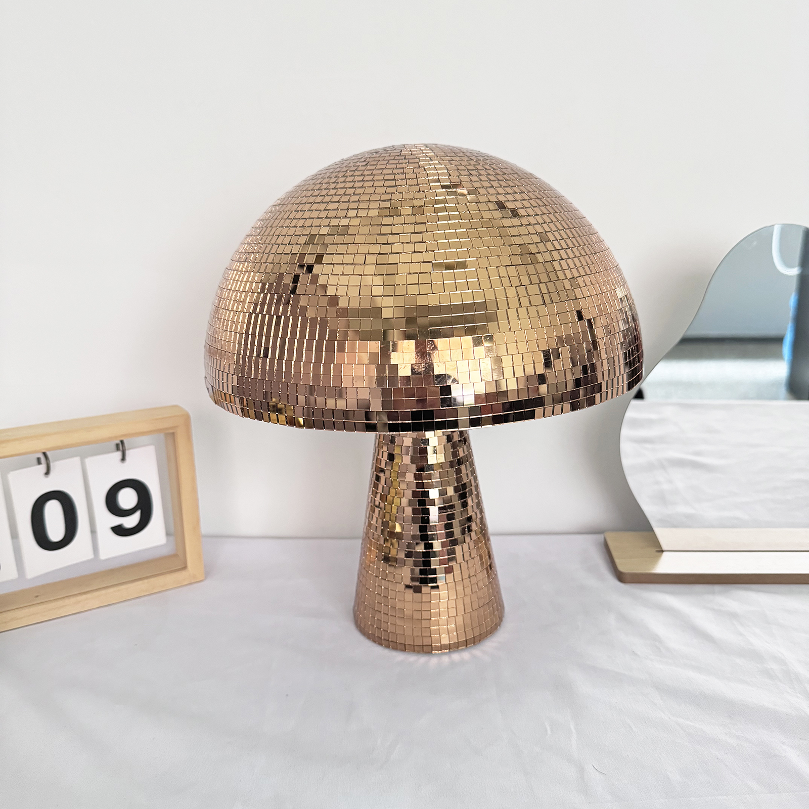 Bola de espejo de discoteca con forma de seta reflectante Retro, luz de DJ, decoración moderna para el hogar, esculturas y figuras para en casa de graduación y sala de fiestas: L / Caqui oscuro