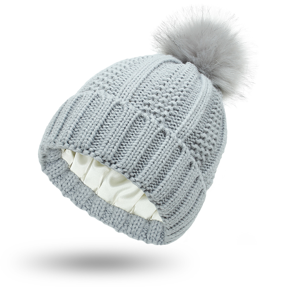 Gorros de satén con forro de seda para mujer, gorros de punto con pompón de piel sintética, para invierno: light grey