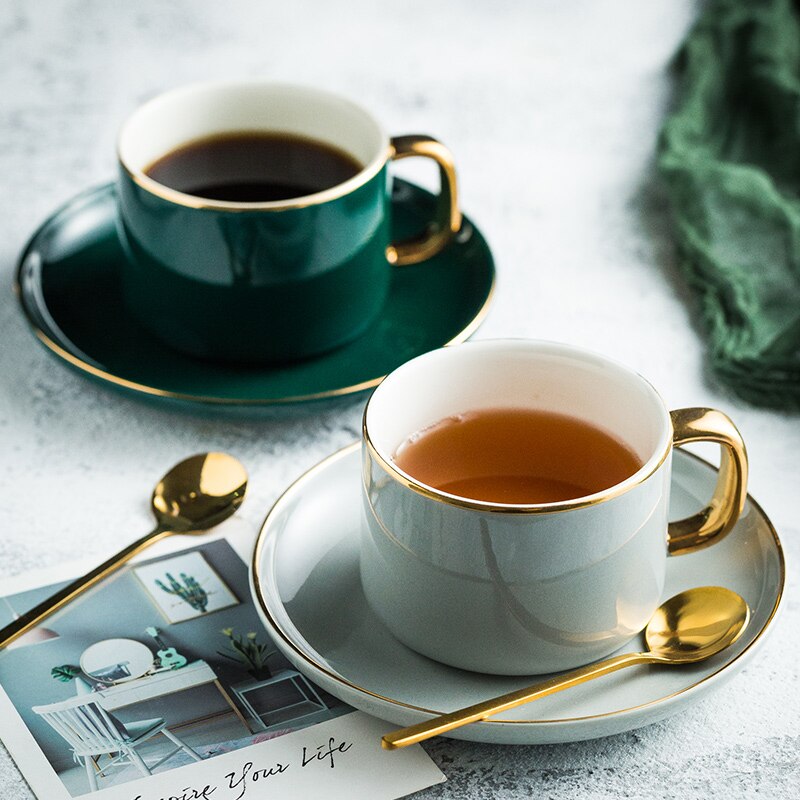 Xícara de café, copo de café europeu, xícara de chá, xícara de água. Copo de café cerâmico, prato, colher, um conjunto.