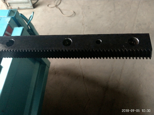 Engrenage de crémaillère hélicoïdal de haute précision, module 1.25 taille 22*25*1400mm poignée gauche et poignée droite: Left helical rack / boil black color
