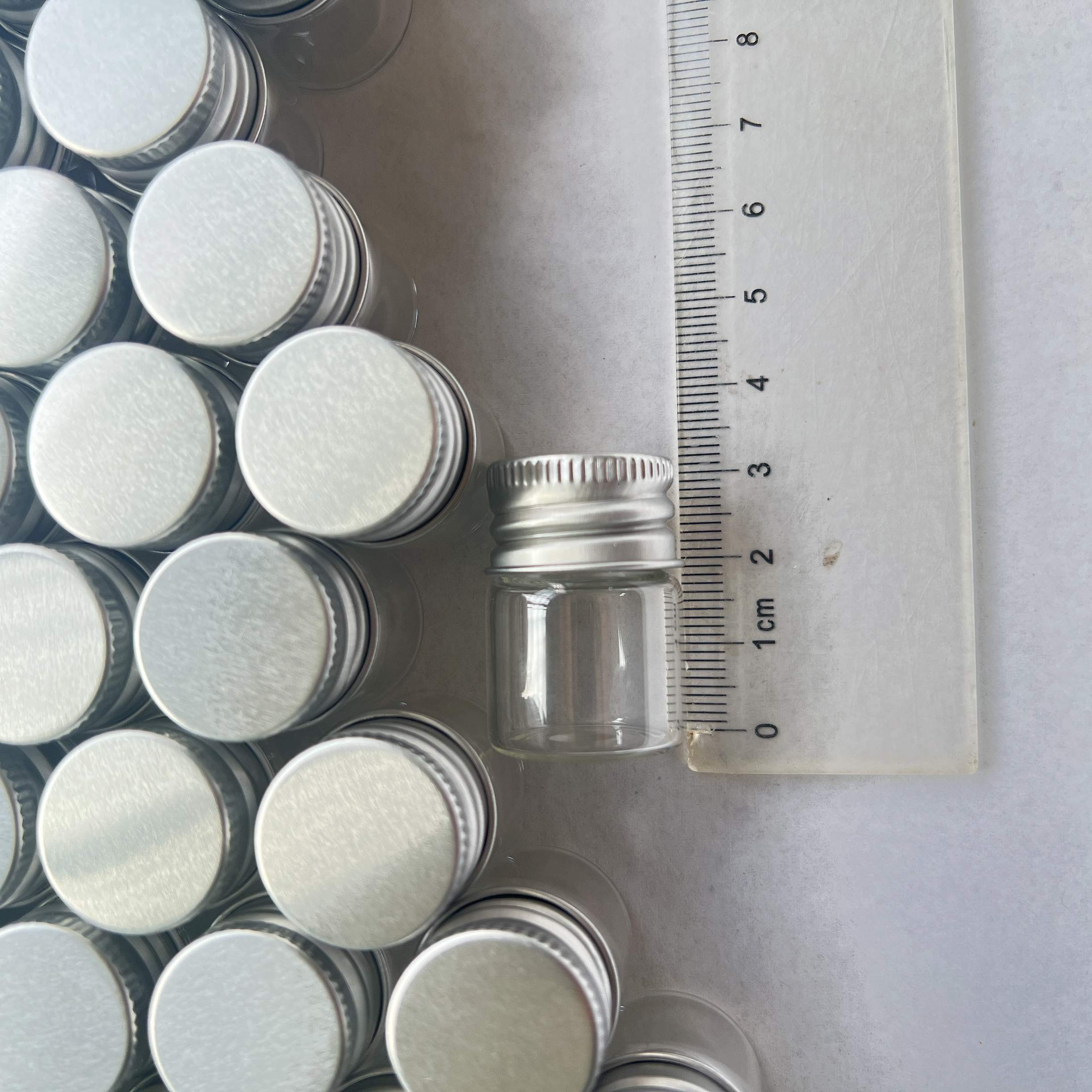 50/100 Uds. Mini tarros de vidrio bonitos de 5ml tapa de rosca plateada 13 × 22 × 30mm pequeñas botellas de vidrio tapas de aluminio pequeño frasco decorativo