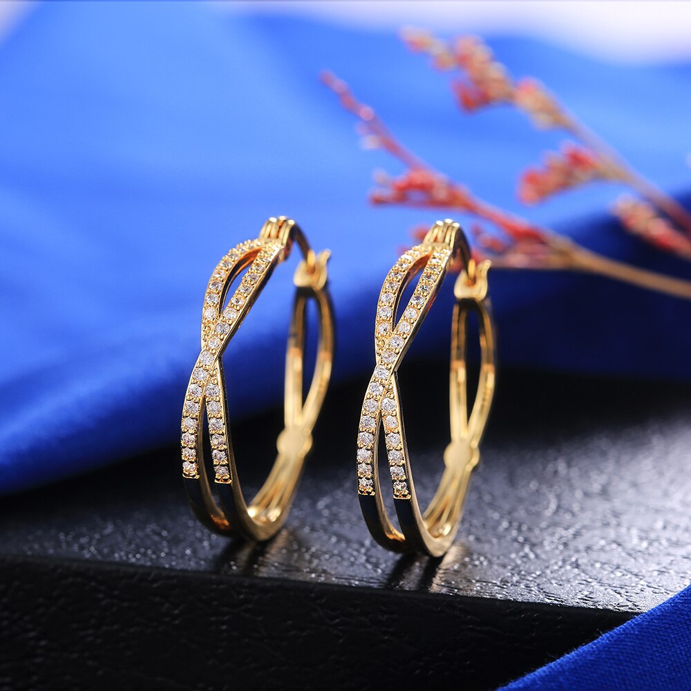 Huitan veelzijdige stijl grote hoepeloorbellen eenvoudige stijlvolle vrouwelijke accessoires voor een feestje verjaardag meisje tijdloze trendy sieraden: Goudkleurig