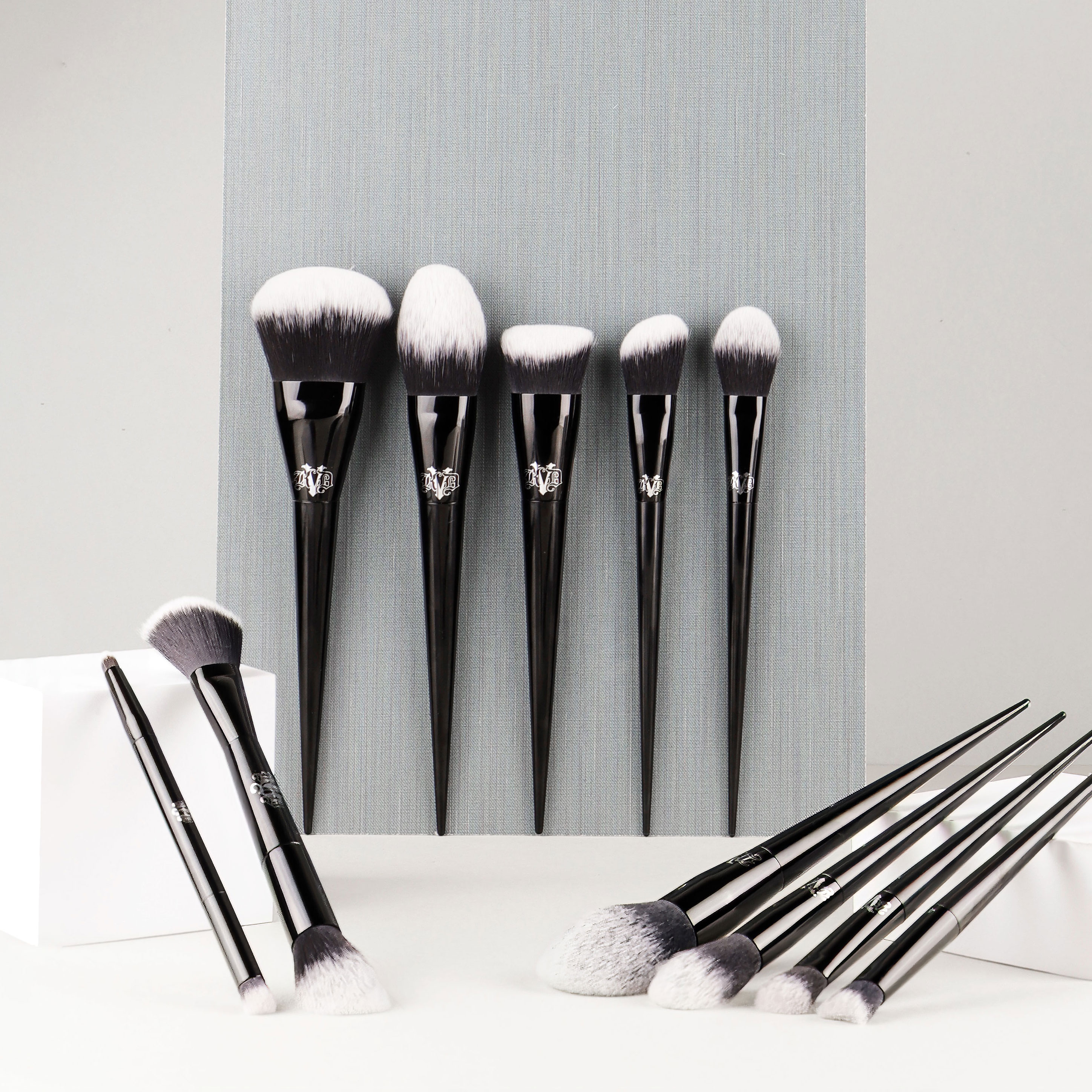 Kat Von D-brocha de maquillaje para base, colorete, resaltador, corrector en polvo, brocha para esculpir sombra de ojos, brochas de maquillaje de KVD