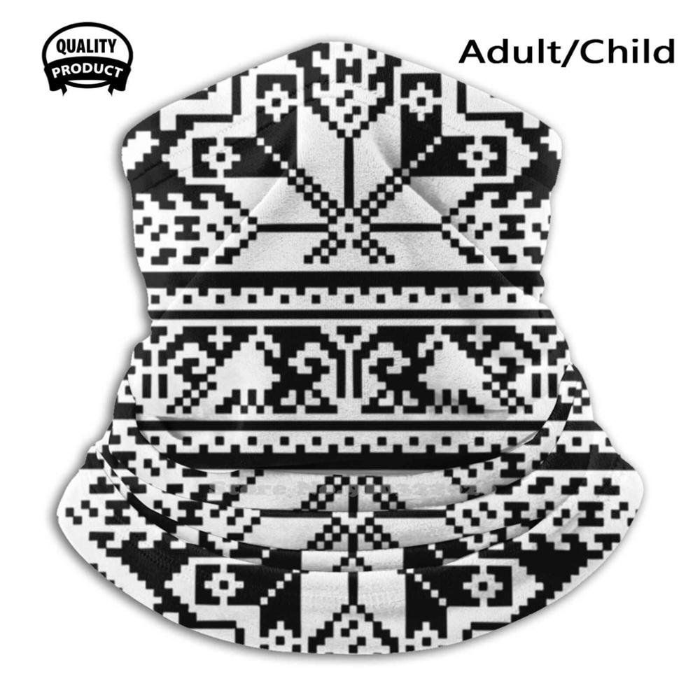 Letton Traditionnel. Masque foulard doux multifonctionnel, Mono, signe traditionnel letton, ornement du patrimoine, signes de la baltique: Scarf Mask / Adult Size