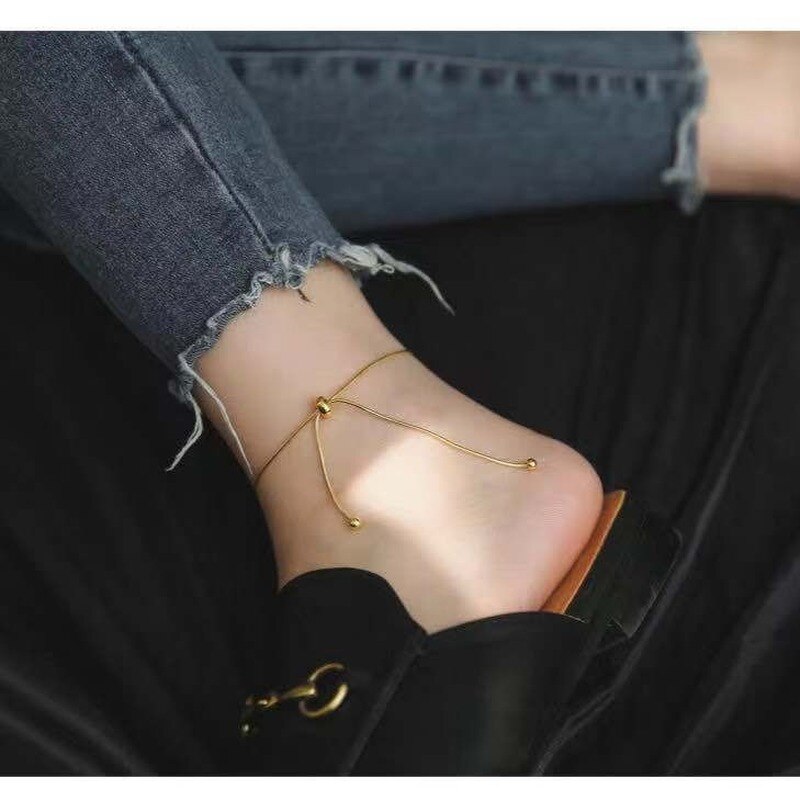 Schlichte 18k vergoldete fußkettchen, verstellbar, vintage-stil, zurückhaltende eleganz, trendiger schmuck