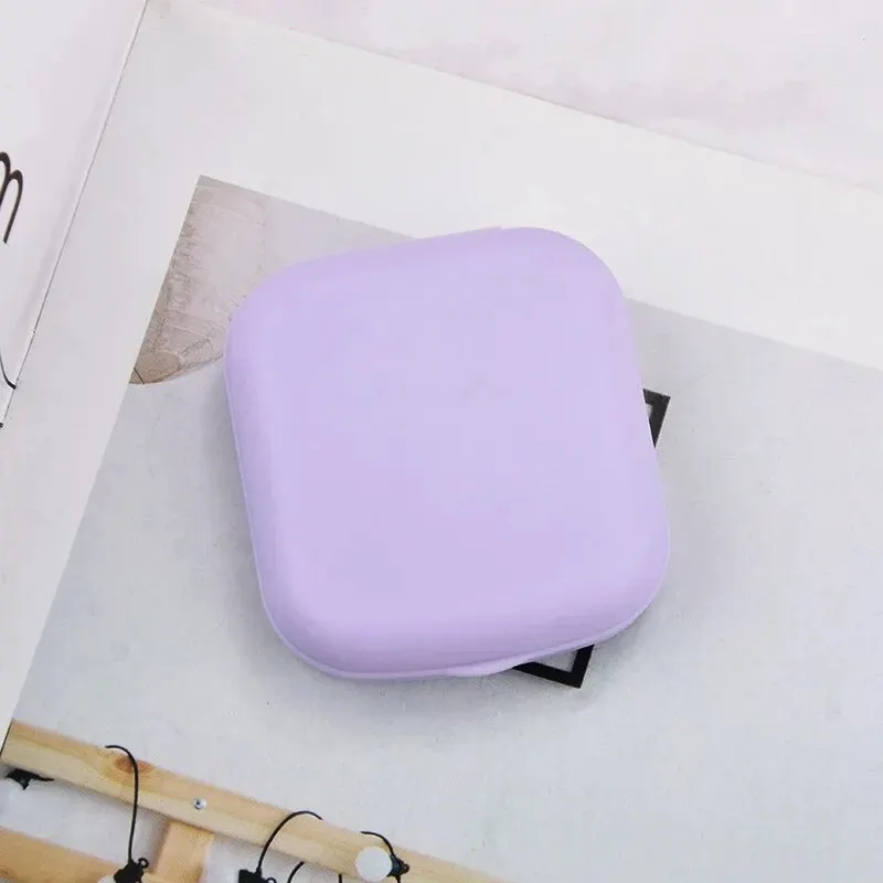1 Stück quadratischer Mini-Kontaktlinsenbehälter mit Spiegel für Frauen, bunte Linsenbox, Augenbehälter, schöne Reise-Sets: Lila