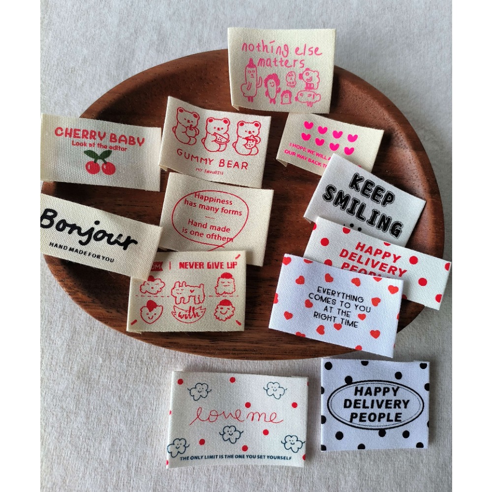 12 stijlen klaar voor 100% katoenen kledinglabels, bedrukte geweven tags met kersenbeerontwerp, schattige kinderstofverzorgingslabels