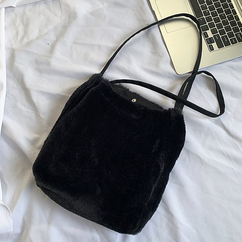 berbo Vrouwen Faux Fur Tote Bag Casual Fuzzy Crossbody Tas Veelzijdige Harige Schoudertas Zachte Leuke Winter Sling Purse, Beige