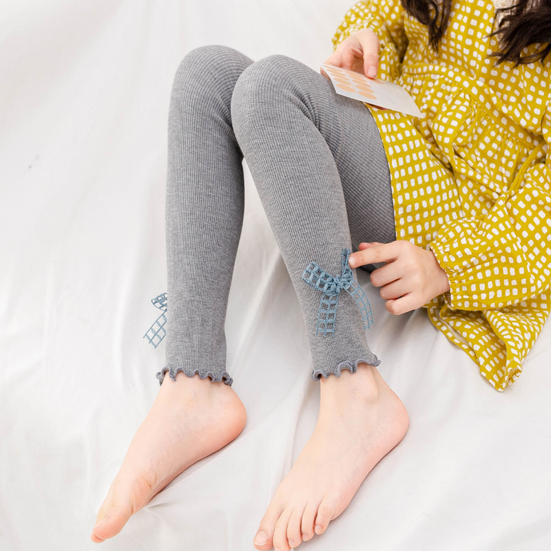 Cute girl hollow bow knot orecchie di legno pantaloni a nove punte primavera e autunno leggings slim per bambini a sezione sottile verticale sottile