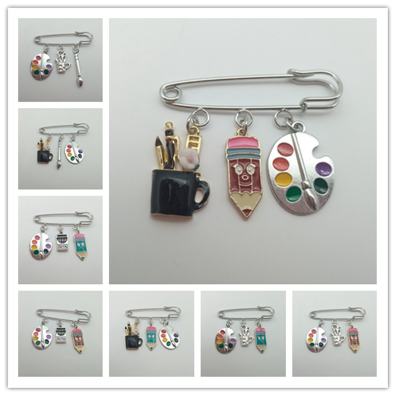 El broche de maestro de y erudioso te regalar mucho inspiración. Pequeño broche de para profesores y estudiantes.