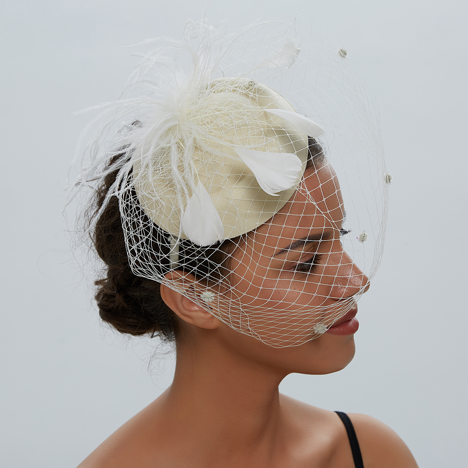 Womens Vilt Tovenaar Hoed Visnet Sluier Kleine Pluche Golf Punt Decor Haarspeldjes Bruiloft Bruids Cocktail Hoofddeksels Tovenaar: Donkergrijs