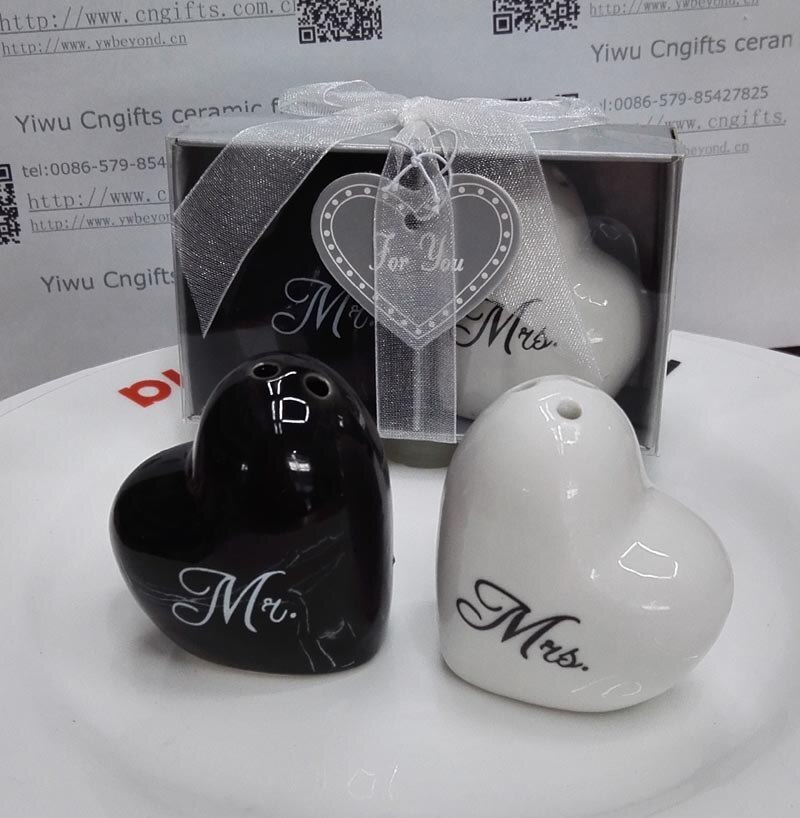 Detaljhandel 20 st (10 par)/parti bruddusch gynnar hjärtformad mr. & fru. keramiska salt och peppar shakers bröllopsdörr