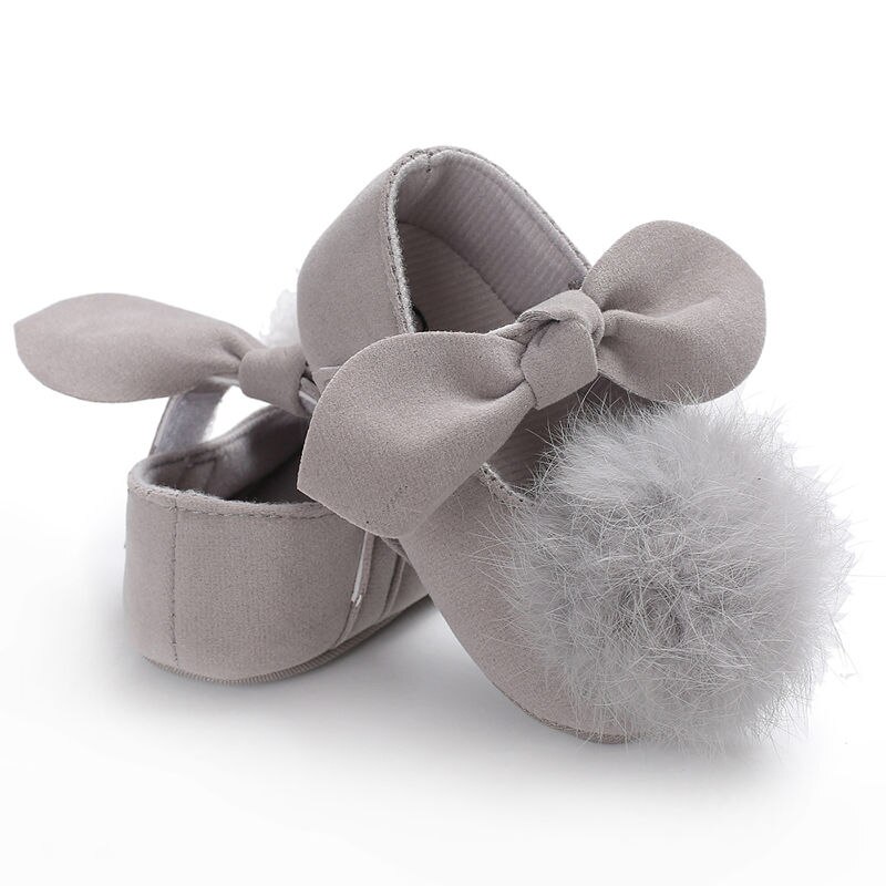 Chaussures en fourrure pour bébés filles de 0 à 18 mois, à la , semelle souple, avec pompon, pour les premiers pas,