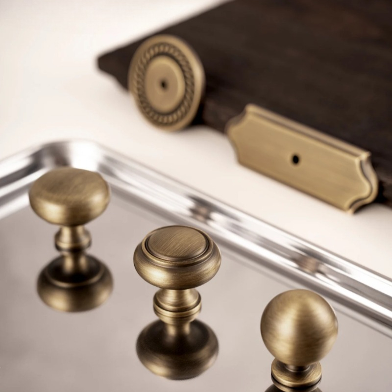 Tiradores de armario de latón antiguo con placa trasera, tiradores de armario Vintage de bronce sólido, perillas de puertas de armario de cocina, manija de muebles