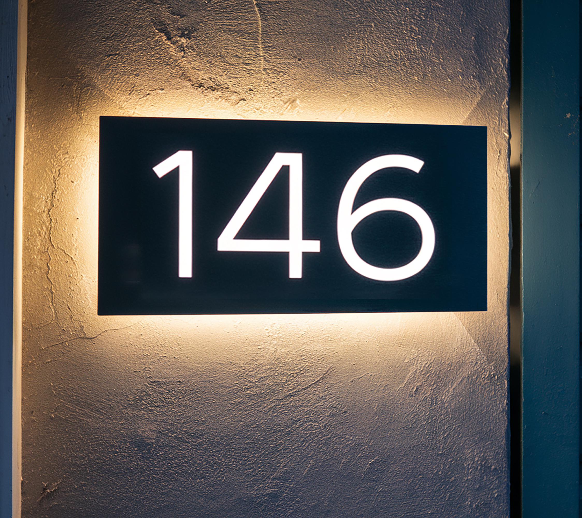 Anpassbares Hausnummernschild mit LED-Licht, modernes beleuchtetes Adressschild, individuelles Hausnummernschild, hintergrundbeleuchtetes Nummernschild