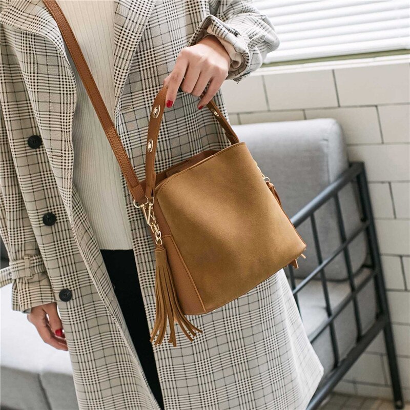 YBYT nubuck PU leer vrouwen emmer tas vintage casual brede schouderriem vrouwen tas crossbody bag hotsale kwastje vrouwelijke handtas