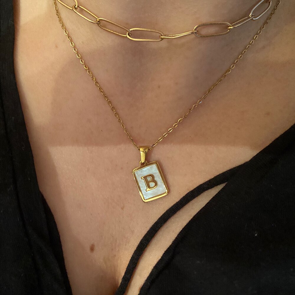 E.B.belle Collar con inicial minimalista de concha de nácar de acero inoxidable sin deslustre, collar con letras chapadas en oro para mujer