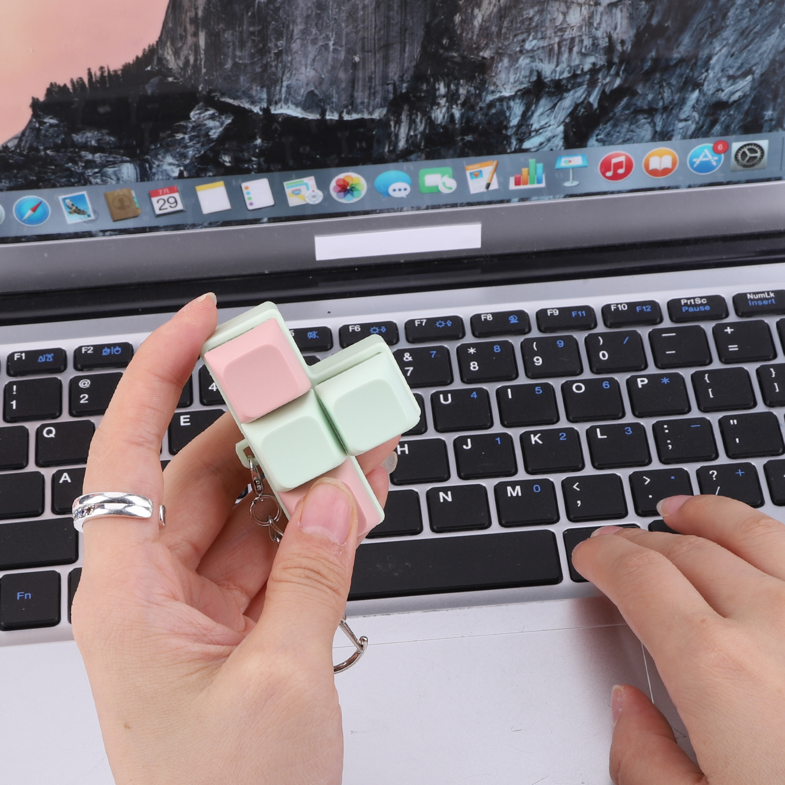 Finger Keyboard Fidget 4 Keys Keyboard Clicker Sensory Fidget Keyring Keycaps Fidget Keyborad Button Stress Relief