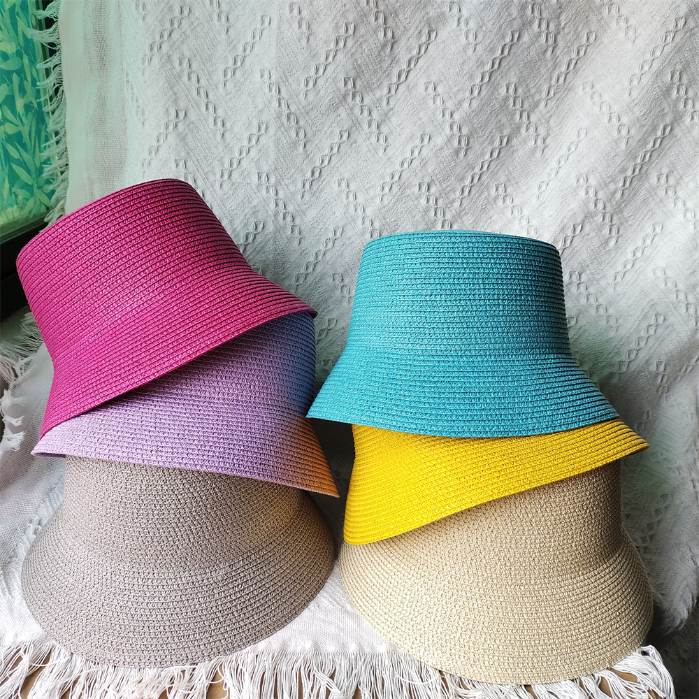 Chapéu de palha colorido para mulheres e homens Chapéu de balde de praia Chapéu de sombrinha resistente a UV Acessórios em corrente Moda Verão