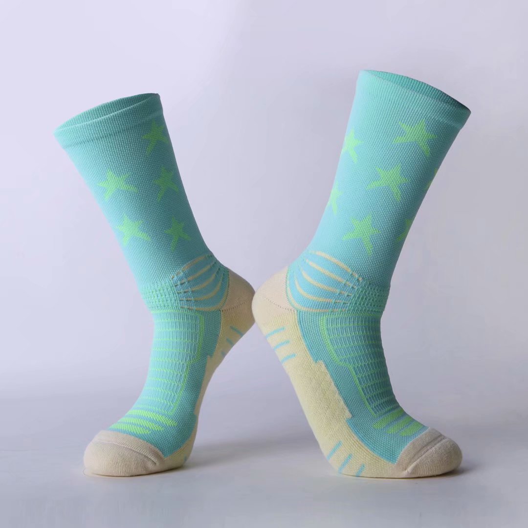 Wysokiej dobrej jakości, najnowsze nylonowe skarpetki robić koszykówki elita siedmiokolorowe połączenie lekkie oddychające męskie damskie skarpety sportowe na rowerze: Niebo niebieski