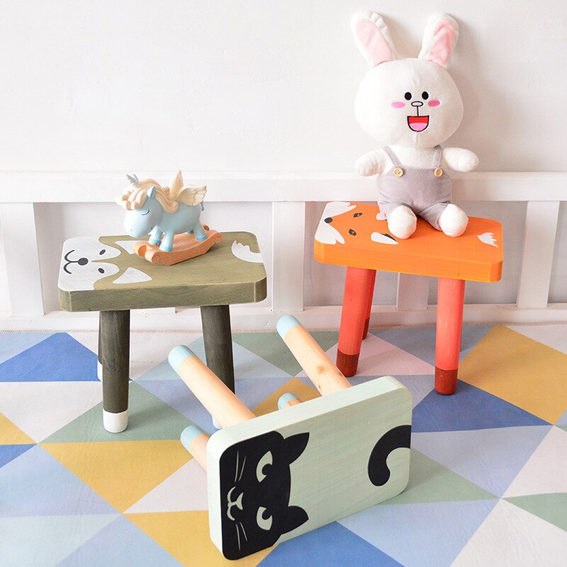 Tre barnestol nordisk babysete tre tegneserie sittestol barnekrakk fargerik barnerom barnehageinnredning