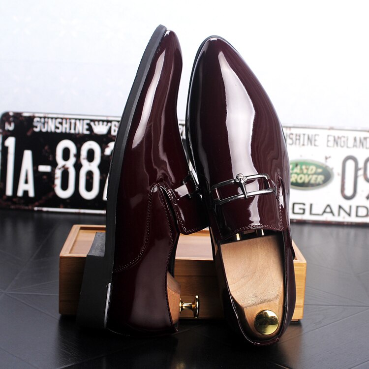 Stil varumärke lack läder avslappnad slip on suit formell spetsig england sapato masculino social business formella män skor