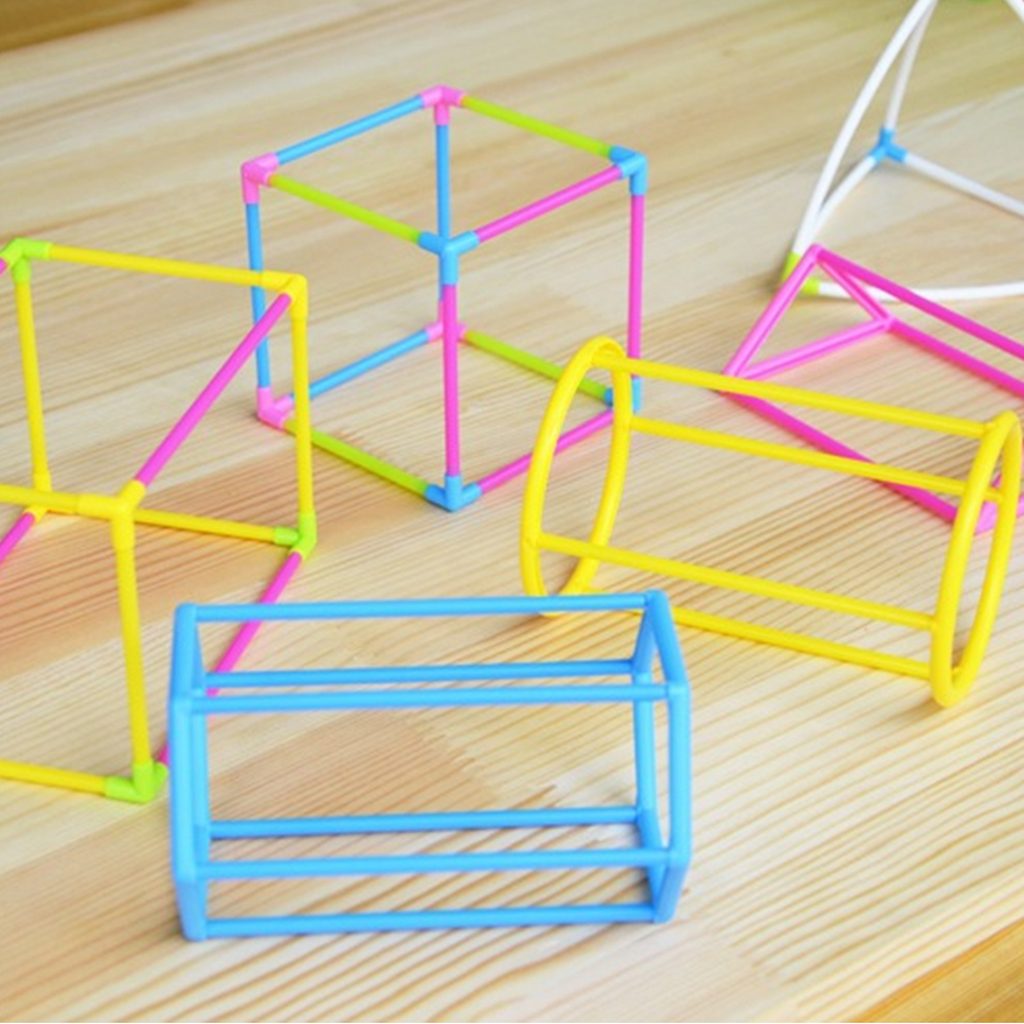 Spielzeugset mit verschiedenen farbstäben und geometrischen blöcken für das mathematische lernen im vorschulalter,