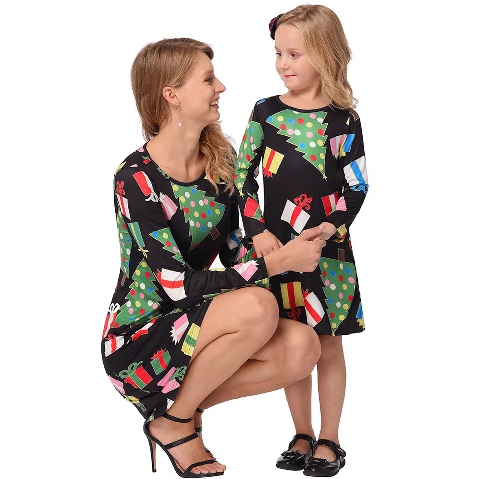 Moeder en dochter kerst printen ouder-kind kleding herfst kerstjurk ouder-kind herfst thuis